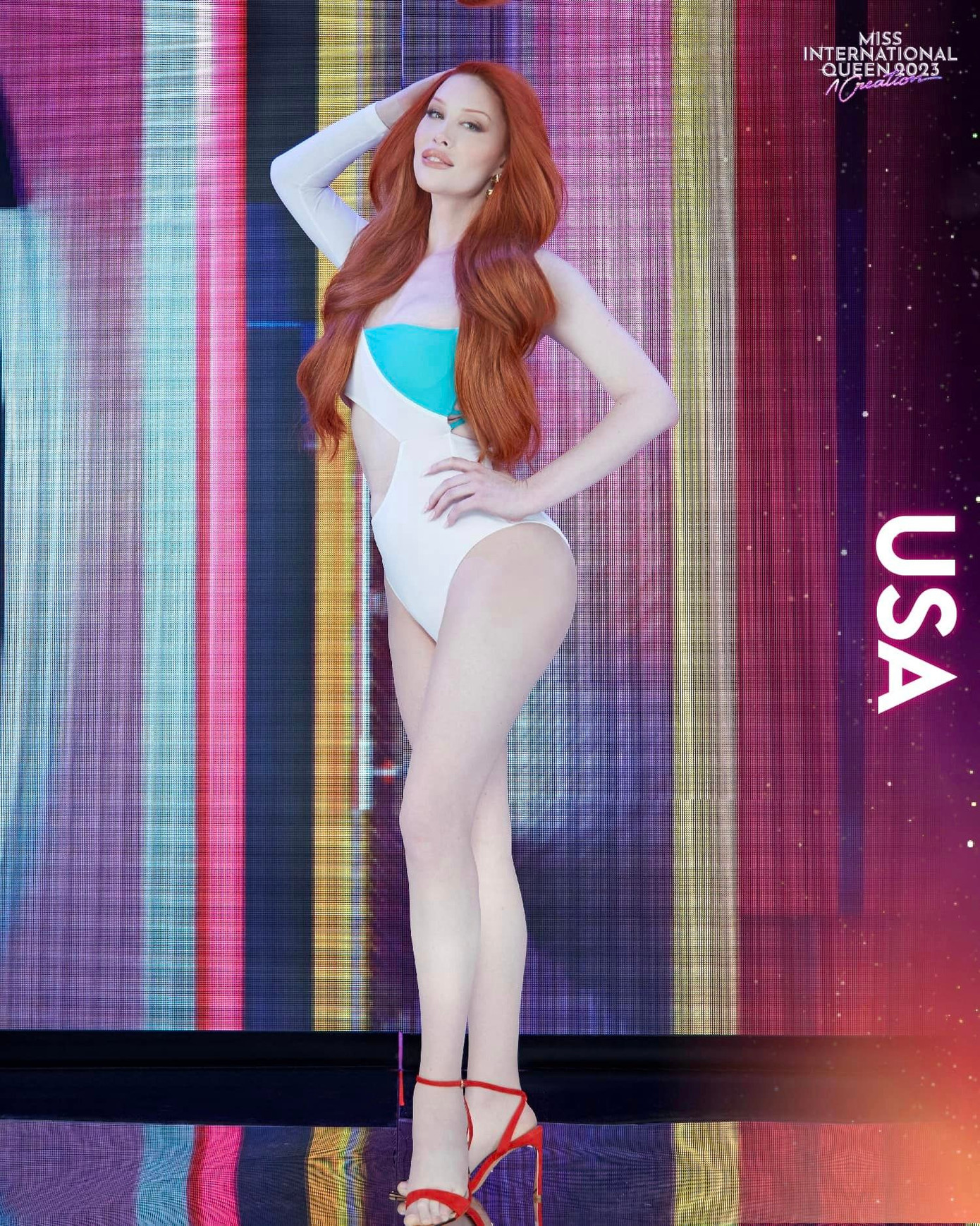 Người đẹp Canada và Mỹ khoe vóc dáng gợi cảm. Đại diện Mỹ gây chú ý với mái tóc màu hung đỏ, làn da trắng sứ và vòng ba ấn tượng.