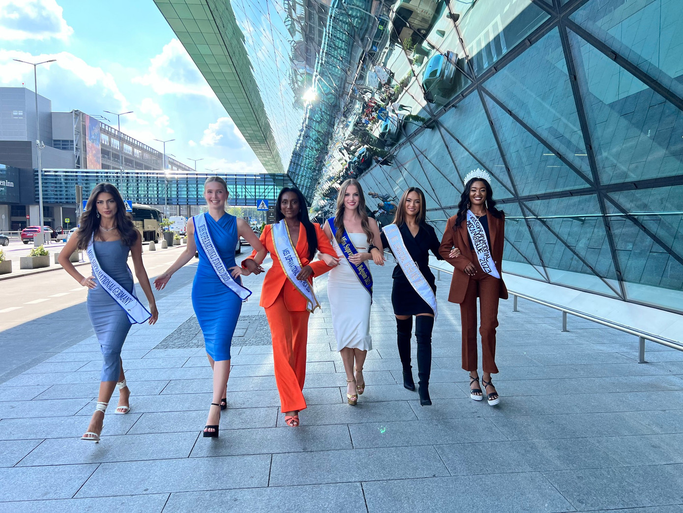 Ngày 25/6, thí sinh đã có mặt ở Ba Lan để tham dự Hoa hậu Siêu quốc gia 2023. Đây là cuộc thi đầu tiên trong Big 6 các cuộc thi sắc đẹp lớn diễn ra trong năm nay. Cuộc thi năm nay có khoảng gần 70 thí sinh.