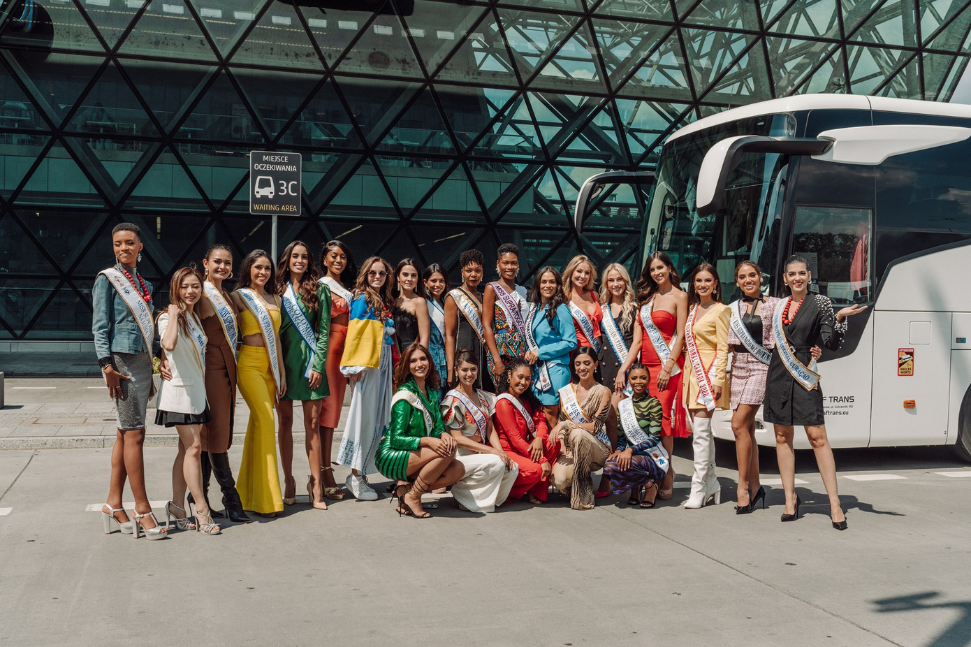 Đương kim Hoa hậu Siêu quốc gia 2022 là người đẹp Nam Phi - Lalela Mswane. Cô được đánh giá là người đẹp nổi bật sau khi đăng quang. Hiện tại Lalela Mswane đang góp mặt trong top 10 của cuộc bình chọn Timeless Beauty - Vẻ đẹp vượt thời gian của chuyên trang Missosology.