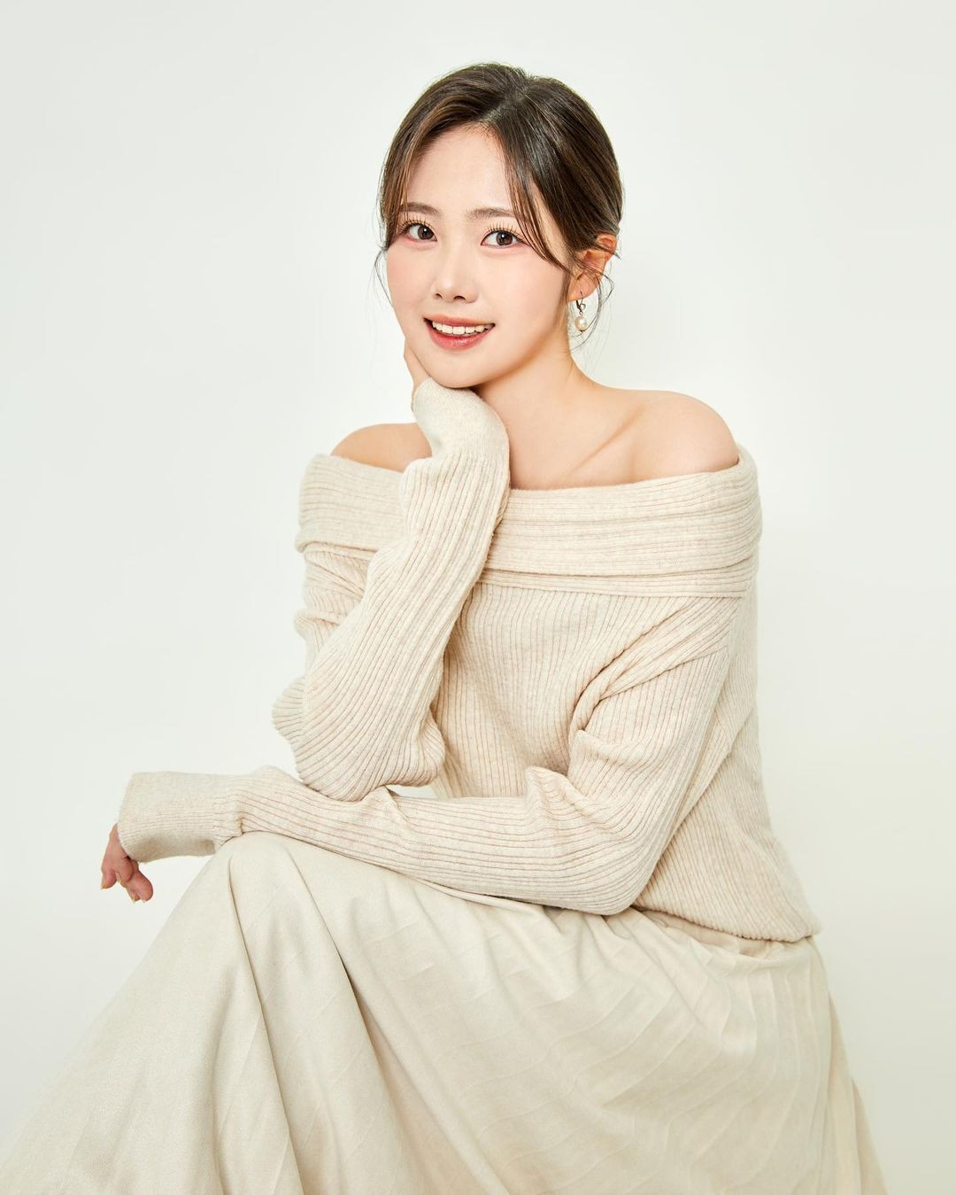 Lee Yeon Je sinh năm 1996, là người chiến thắng cuộc thi Hoa hậu Hàn Quốc Daegu năm 2020. Người đẹp có nhan sắc ngọt ngào, trong sáng, chiếm cảm tình của công chúng.