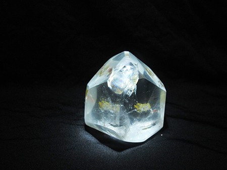 Theo anh Nguyễn Duy Bảo, chủ nhân của viên đá quý, đây là viên đá quý có một không hai trên thế giới. Từng lăn lộn với đá từ đầu thập niên đá đỏ (thập niên 90, thể kỷ XX), nhưng đây là lần đầu anh Bảo sở hữu một viên đá lớn và độc đáo đến vậy