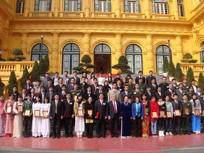 Phó Chủ tịch nước chụp ảnh lưu niệm và trò chuyện với các tài năng trẻ. Ảnh Bảo Linh