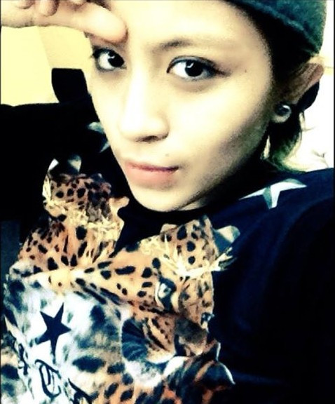 Mặc dù ảnh khá nhỏ và hai nhân vật chính đều quay nghiêng, cô gái mặc áo hoạ tiết còn đội một chiếc mũ trùm, nhưng những ai đã quen với hình ảnh của hai cô bạn này thì đều không khó để nhận ra và khẳng định, đó chính là Chi Pu và Gil Lê. Bài viết: http://news.zing.vn/Lo-anh-chup-nu-hon-dong-gioi-cua-Chi-Pu-va-Gil-Le-post357332.html#home_cate.tinmoi Nguồn Zing News 