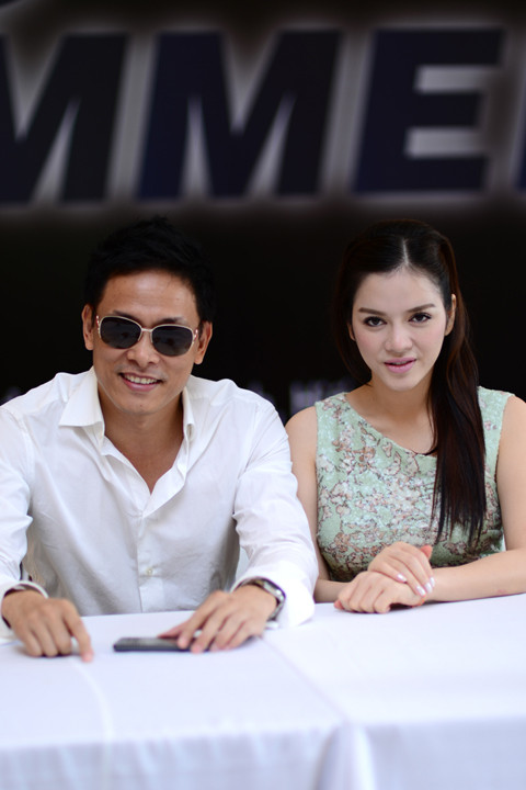 Dàn diễn viên chính trong phim chụp ảnh cùng đạo diễn Ngô Quang Hải