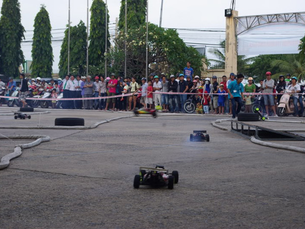 Đua xe mô hình ở Vũng Tàu luôn thu hút đông đảo người xem