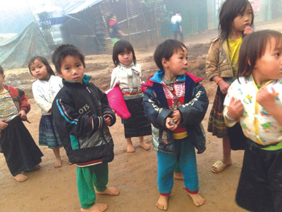 Thanh niên tình nguyện làm đường ở Tà Xì Láng năm 2004. Ảnh:Hồng Vĩnh