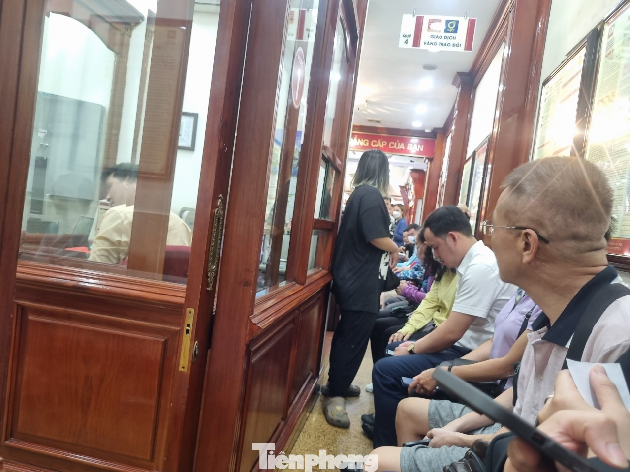 Bên trong cửa hàng kín khách chờ đến lượt.