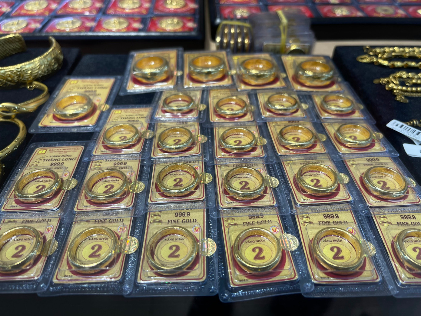 Giá vàng nhẫn chỉ còn cách giá vàng miếng 1 triệu đồng/lượng. Giá vàng nhẫn chỉ còn cách giá vàng miếng 1 triệu đồng/lượng.