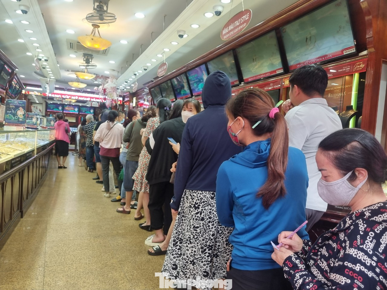 Đến 10h, cửa hàng thông báo hết vàng miếng SJC, nhiều người chuyển sang mua vàng nhẫn. Đến 10h, cửa hàng thông báo hết vàng miếng SJC, nhiều người chuyển sang mua vàng nhẫn.