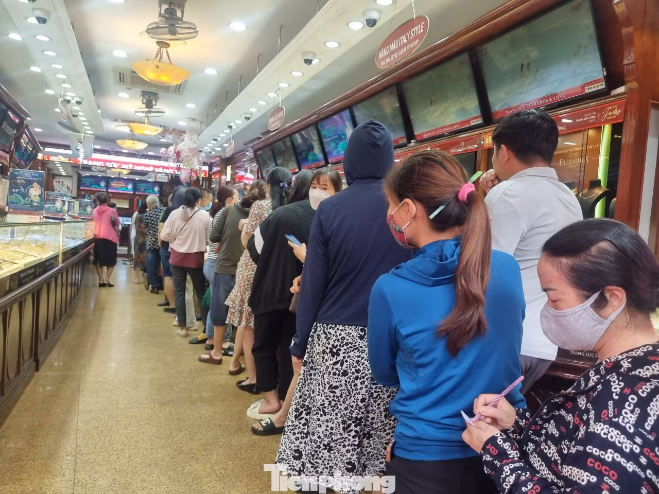 Đến 10h, cửa hàng thông báo hết vàng miếng SJC, nhiều người chuyển sang mua vàng nhẫn. Đến 10h, cửa hàng thông báo hết vàng miếng SJC, nhiều người chuyển sang mua vàng nhẫn.
