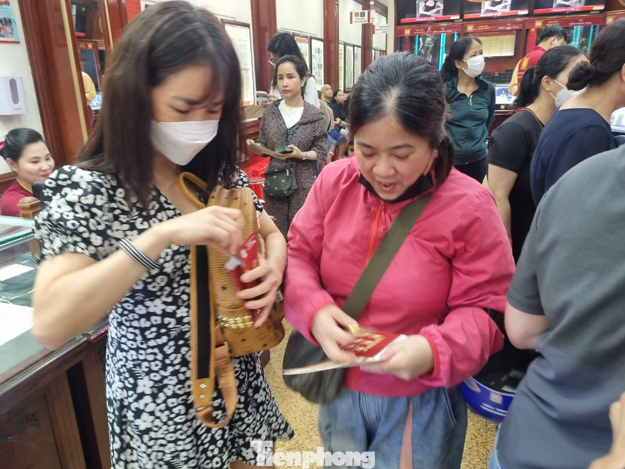 Mỗi khách hàng được giới hạn mua 2 lượng vàng nhẫn.