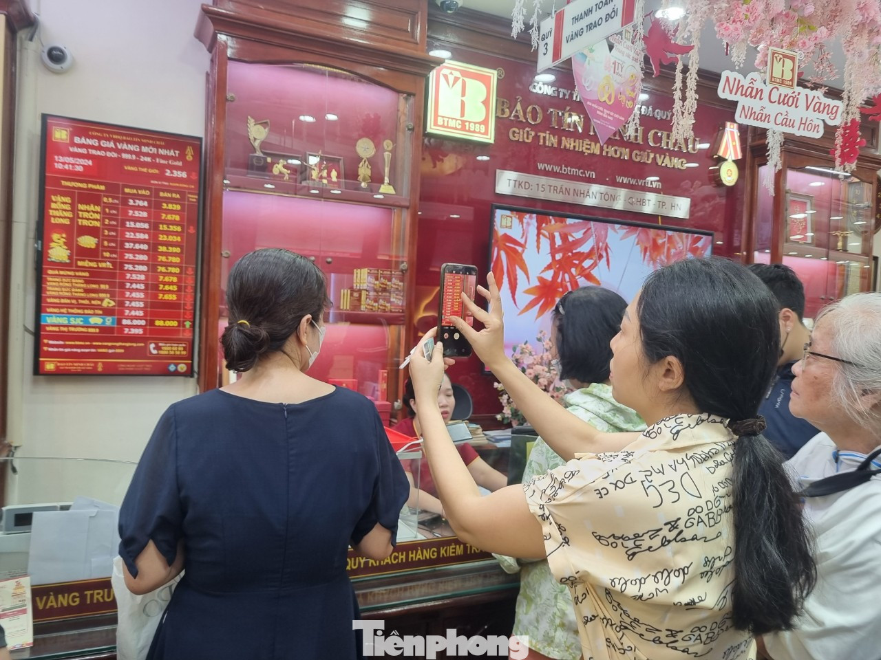 Giá vàng miếng SJC liên tục nhảy múa trong sáng 13/5 khiến nhiều khách quay sang mua vàng nhẫn (ảnh: Ngọc Mai).