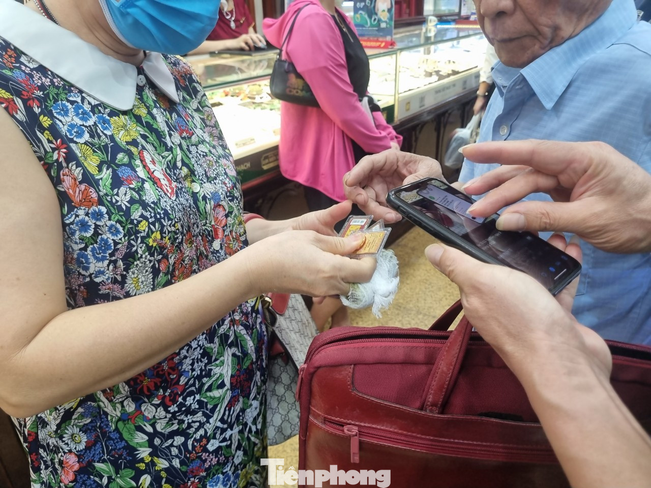 Mua bán vàng trao tay ngay tại cửa hàng vàng. Mua bán vàng trao tay ngay tại cửa hàng vàng.