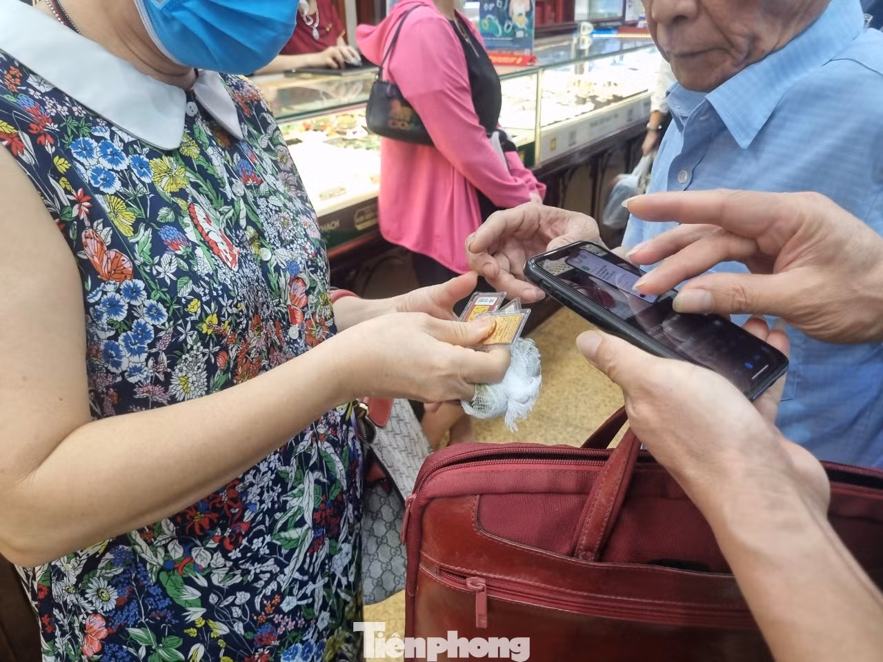 Mua bán vàng trao tay ngay tại cửa hàng vàng. Mua bán vàng trao tay ngay tại cửa hàng vàng.
