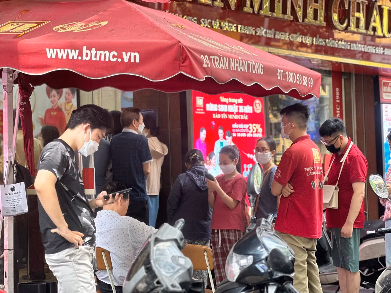 Ngân hàng Nhà nước vẫn đang thanh tra các đơn vị về kinh doanh vàng. Ngân hàng Nhà nước vẫn đang thanh tra các đơn vị về kinh doanh vàng.