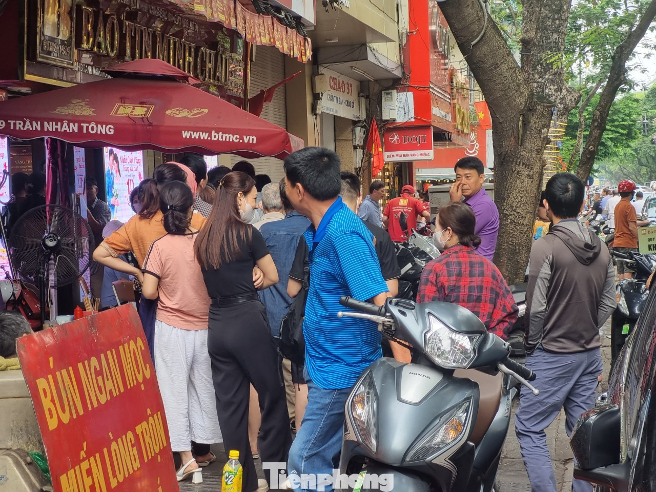 Càng gần trưa, người dân xếp hàng càng đông. Càng gần trưa, người dân xếp hàng càng đông.