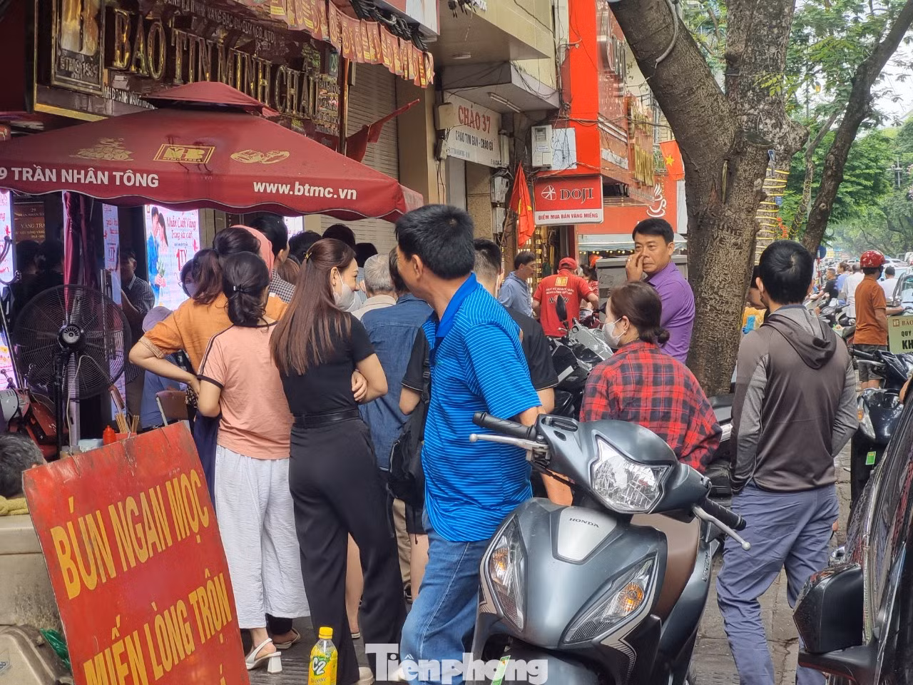 Càng gần trưa, người dân xếp hàng càng đông. Càng gần trưa, người dân xếp hàng càng đông.