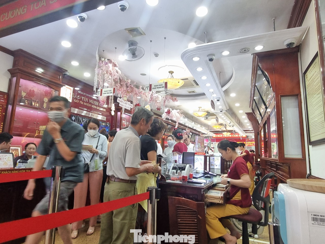 Người dân đến mua vàng nhiều hơn bán ra.