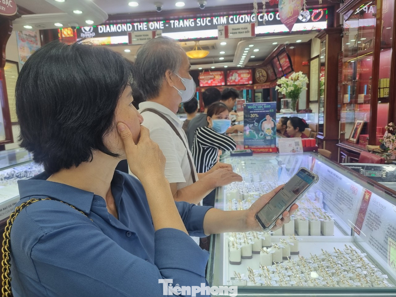 Đến 10h30, cửa hàng chỉ tiếp khách đã xếp hàng trong cửa hàng (ảnh: Ngọc Mai).