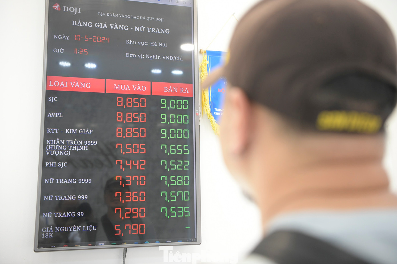 Khách hàng nhìn bảng giá vàng liên tục nhảy theo giờ lên đỉnh mới.
