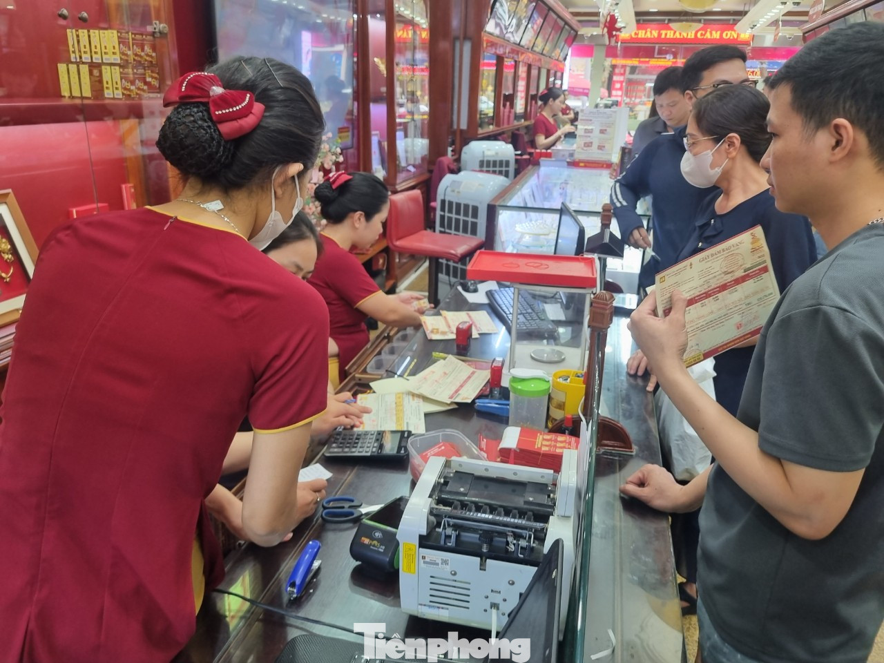 Bất chấp lời cảnh báo của Ngân hàng Nhà nước khách vẫn đến mua vàng sáng 13/5 (ảnh: Ngọc Mai).
