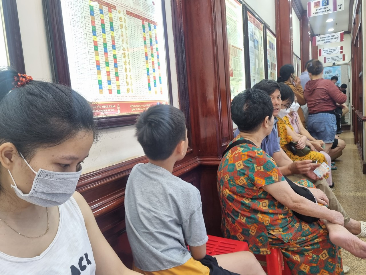 Người dân xếp hàng chờ mua vàng ngày 14/5 (Ảnh: Ngọc Mai).