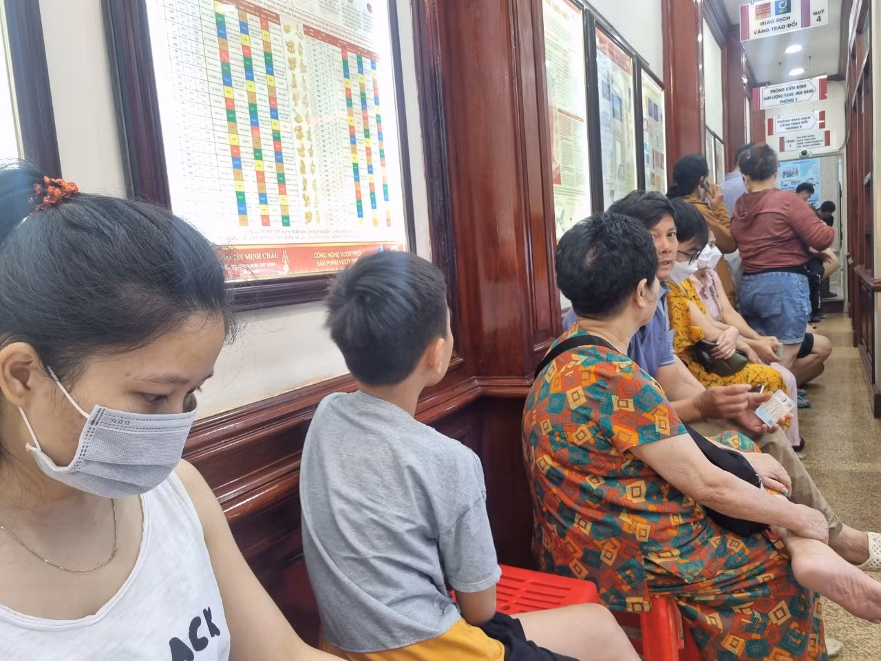 Người dân xếp hàng chờ mua vàng ngày 14/5 (Ảnh: Ngọc Mai).