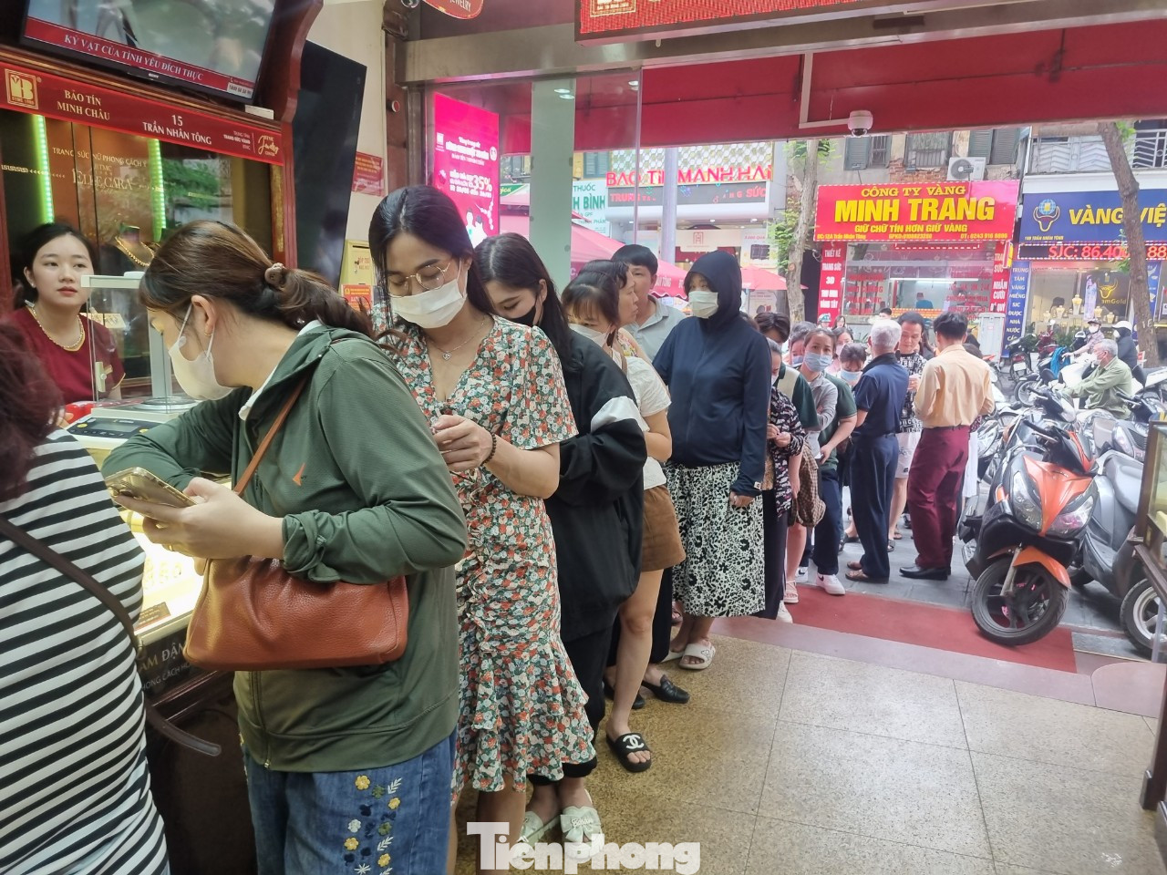 Người dân xếp hàng mua bán vàng sáng 9/5. Người dân xếp hàng mua bán vàng sáng 9/5.