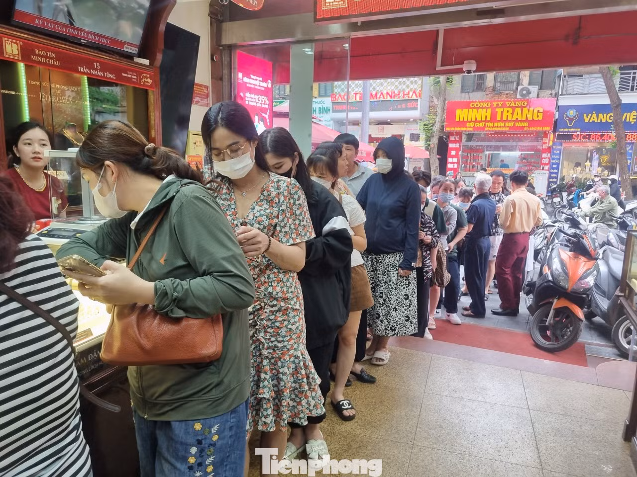 Người dân miệt mài xếp hàng mua 1 chỉ vàng/ngày khi giá lên đỉnh.