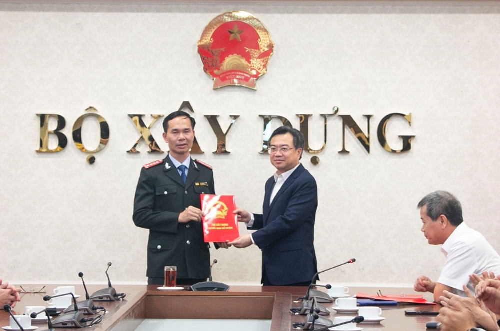 Bộ trưởng Xây dựng Nguyễn Thanh Nghị (bên phải) trao Quyết định bổ nhiệm cho ông Chu Hồng Uy (ảnh: Gov).