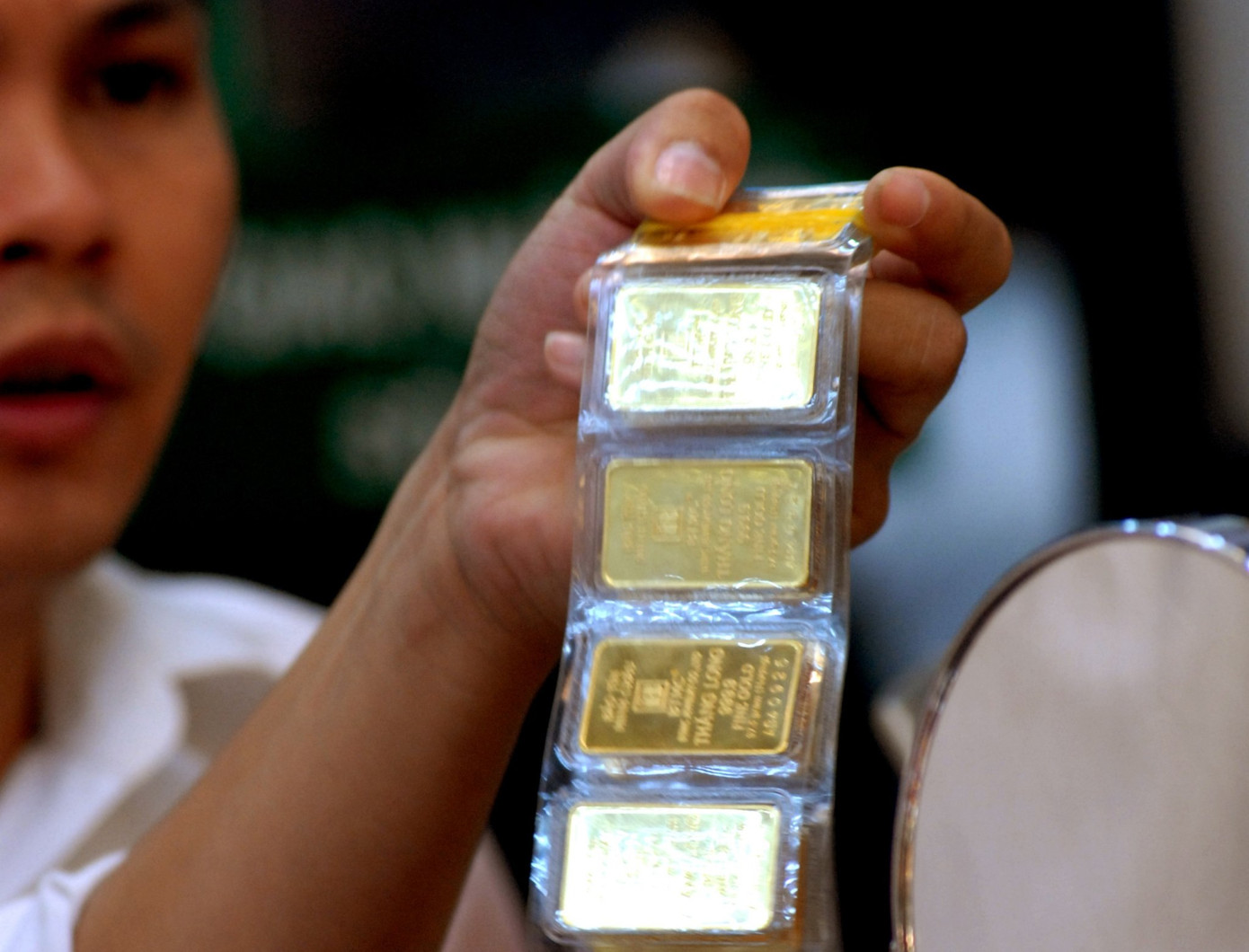 Nhà đầu tư vàng miếng SJC lỗ hơn vàng nhẫn sau 1 tuần (ảnh: Như Ý). Nhà đầu tư vàng miếng SJC lỗ hơn vàng nhẫn sau 1 tuần (ảnh: Như Ý).