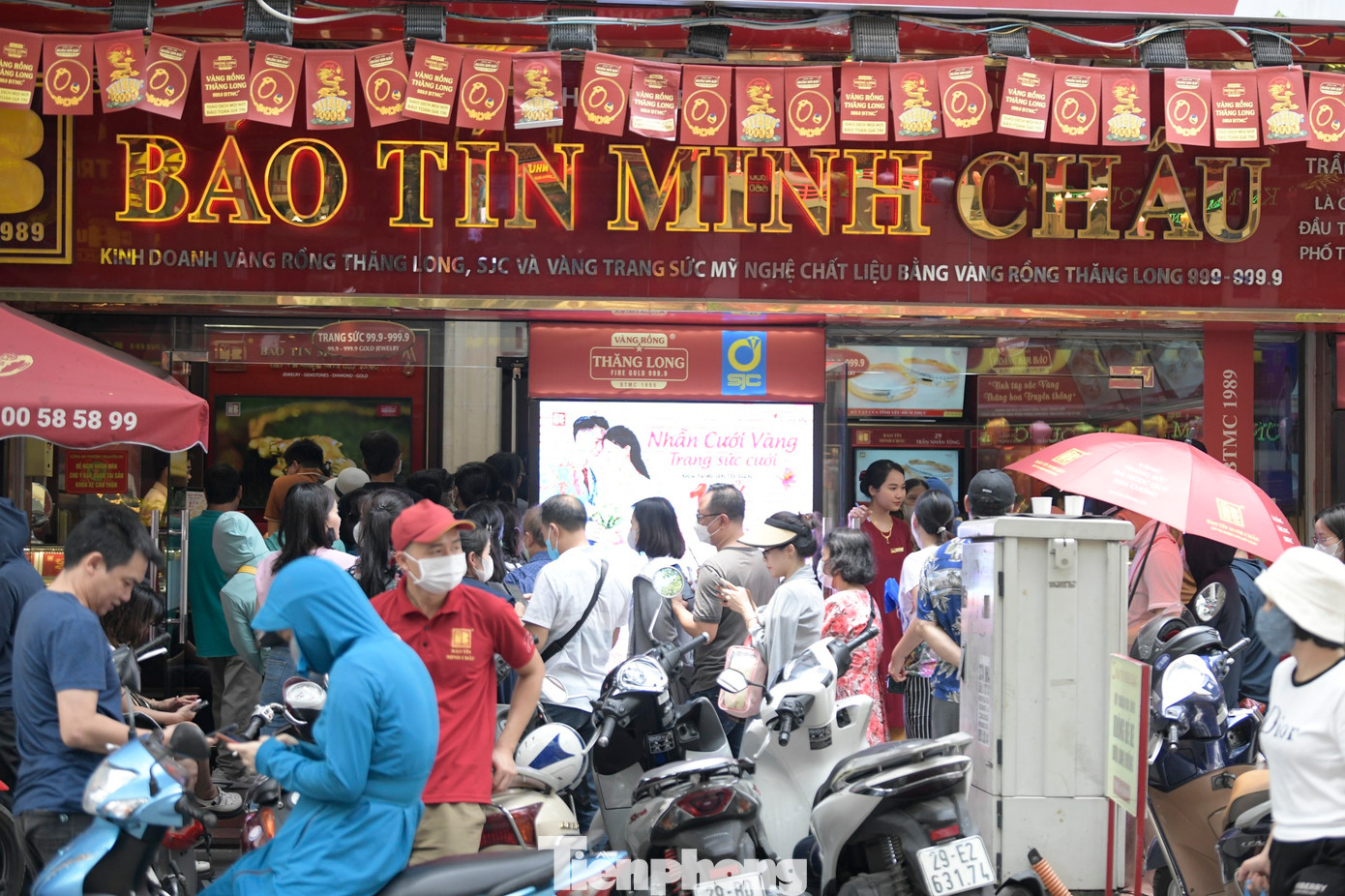 Bất chấp trời nắng nóng, người dân xếp hàng xuyên trưa trên phố Trần Nhân Tông để mua vàng.