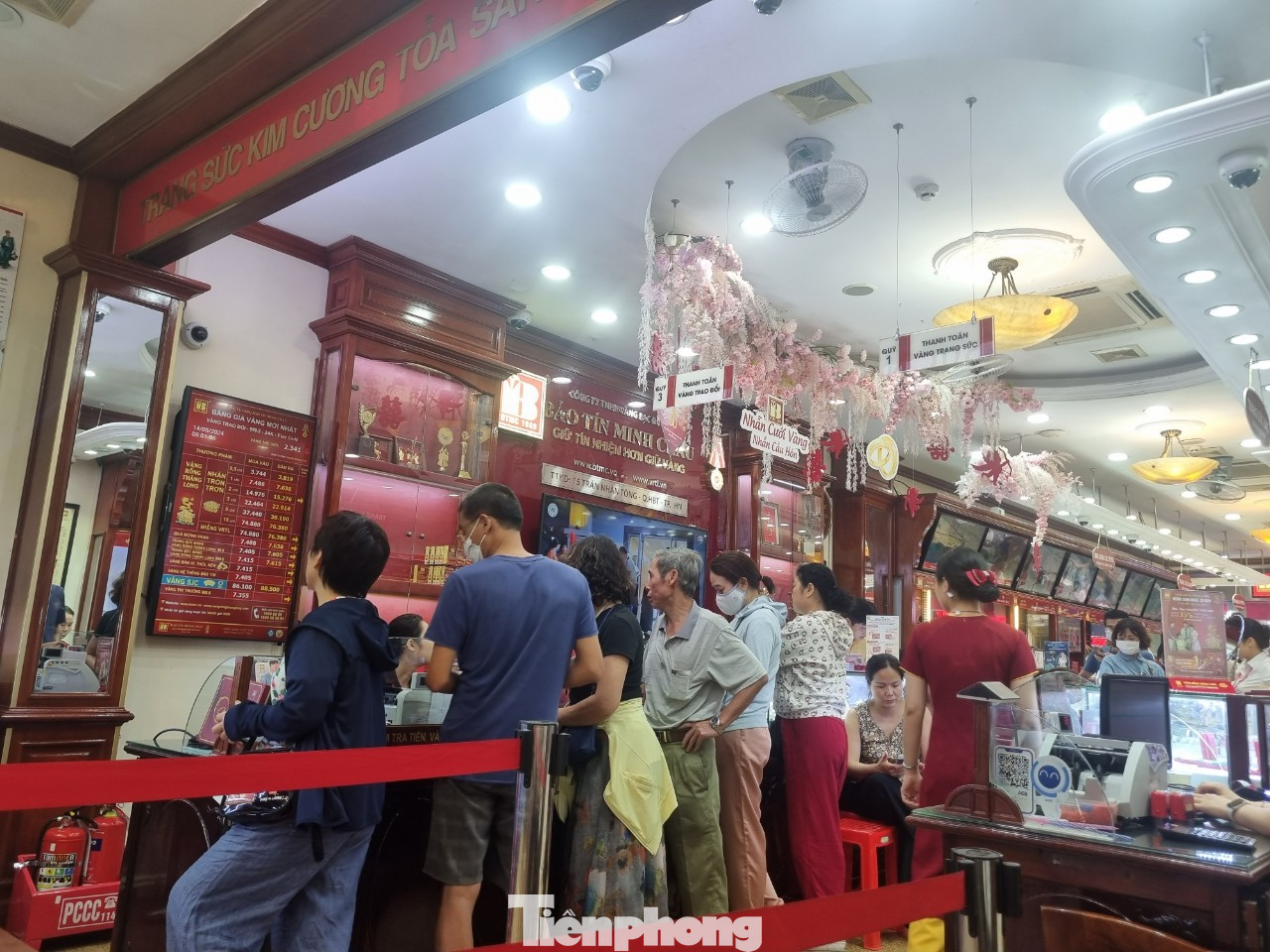 Khách hàng chờ đợi mệt mỏi vài tiếng đồng hồ mới mua được vàng.