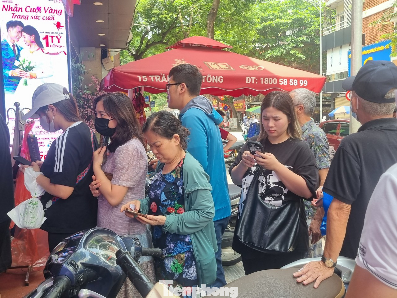 Mất 3 tiếng chờ đợi khách hàng mới có thể mua được vàng trong ngày.