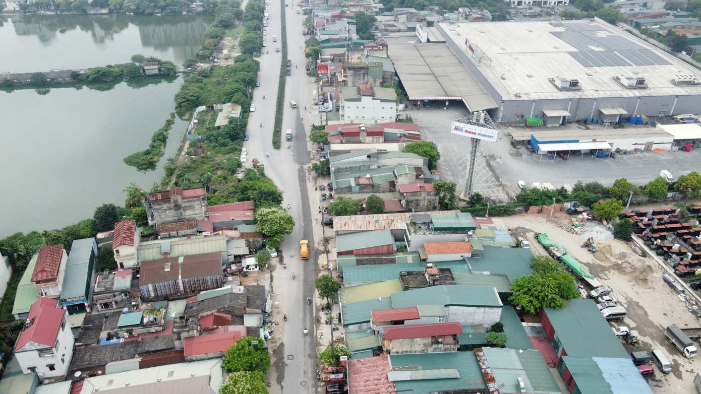 Dự án sẽ xây dựng đồng bộ tuyến đường, chiều dài khoảng 3,5km, với mặt cắt toàn tuyến đường 40m theo chỉ giới đường đỏ đã được UBND TP Hà Nội phê duyệt. Chi phí bồi thường hỗ trợ và tái định cư sau khi điều chỉnh là 1.046 tỷ đồng. Thời gian thực hiện dự án được điều chỉnh trong giai đoạn 2016 - 2026.