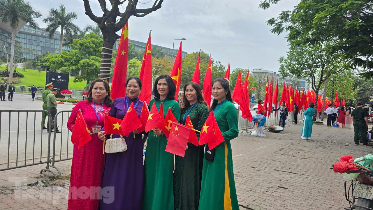 Người dân chờ đón Tổng Bí thư, Chủ tịch nước Trung Quốc Tập Cận Bình bên ngoài khách sạn Người dân chờ đón Tổng Bí thư, Chủ tịch nước Trung Quốc Tập Cận Bình bên ngoài khách sạn