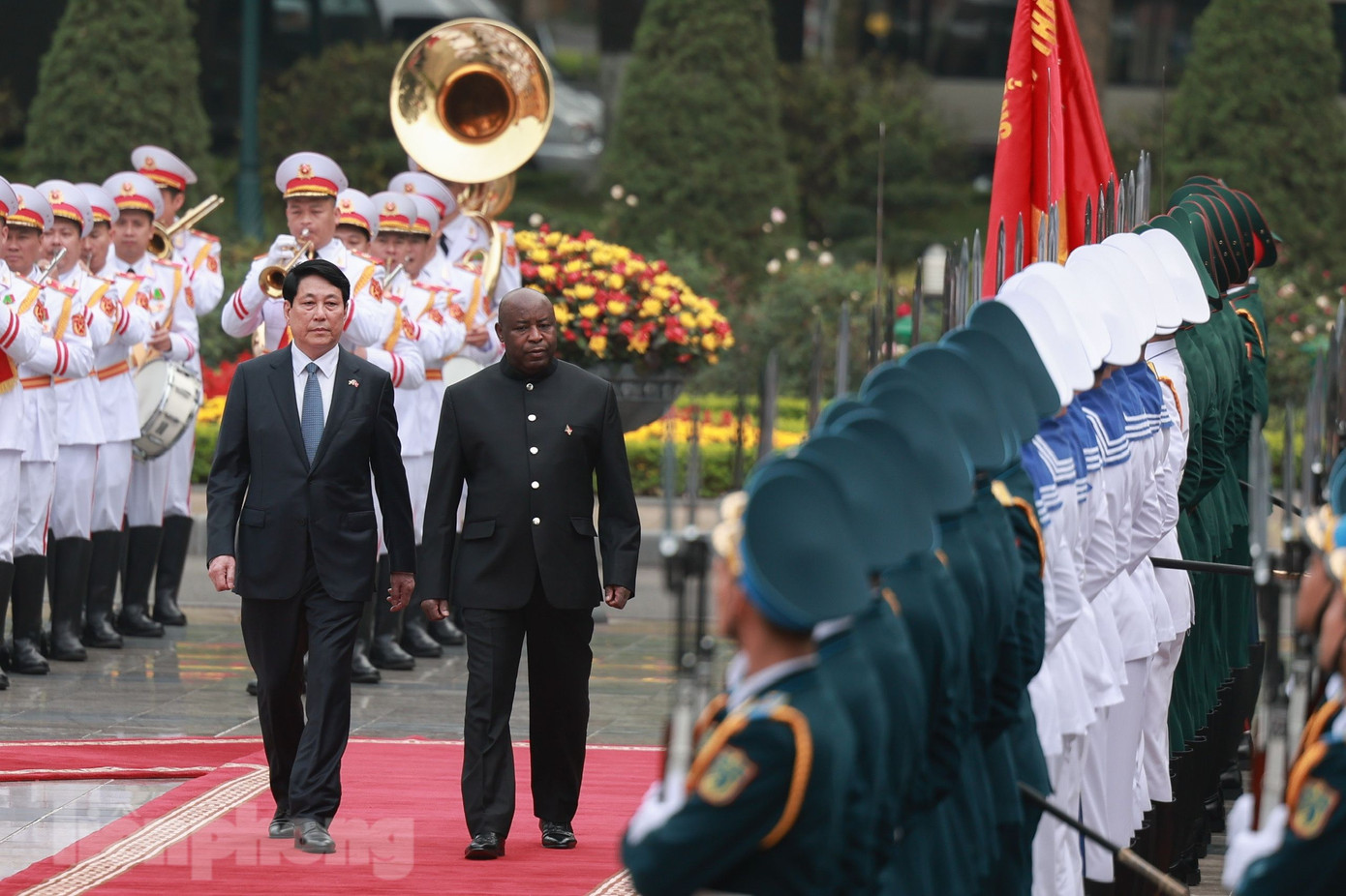 Chủ tịch nước Lương Cường và Tổng thống Burundi Évariste Ndayishimiye duyệt đội danh dự Quân đội Nhân dân Việt Nam. (Ảnh: Như Ý)