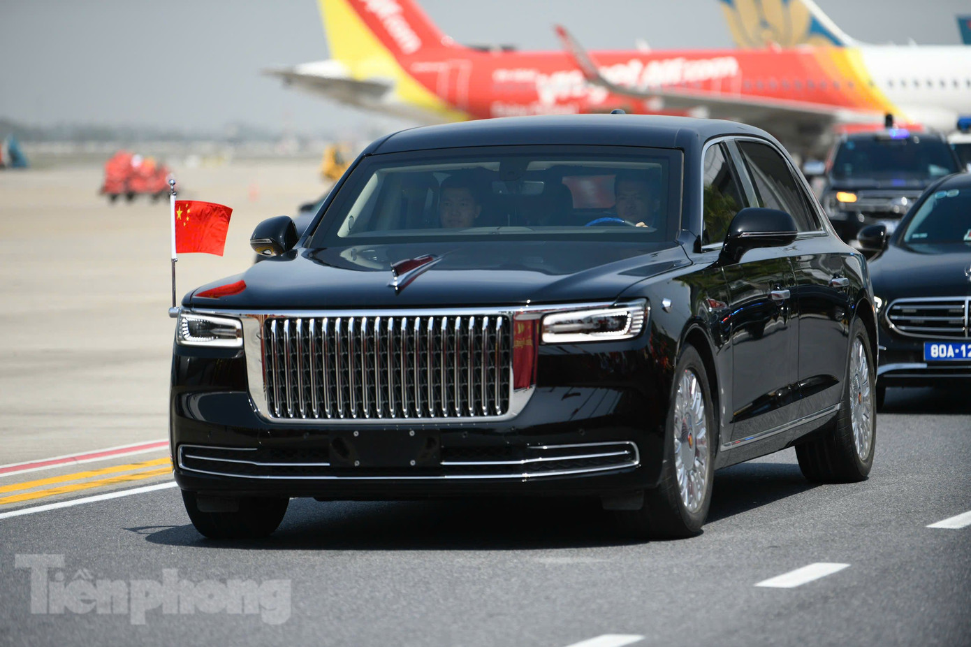 Chiếc limousine Hồng Kỳ đưa nhà lãnh đạo Trung Quốc vào sân bay Nội Bài. Ảnh: Như Ý Chiếc limousine Hồng Kỳ đưa nhà lãnh đạo Trung Quốc vào sân bay Nội Bài. Ảnh: Như Ý