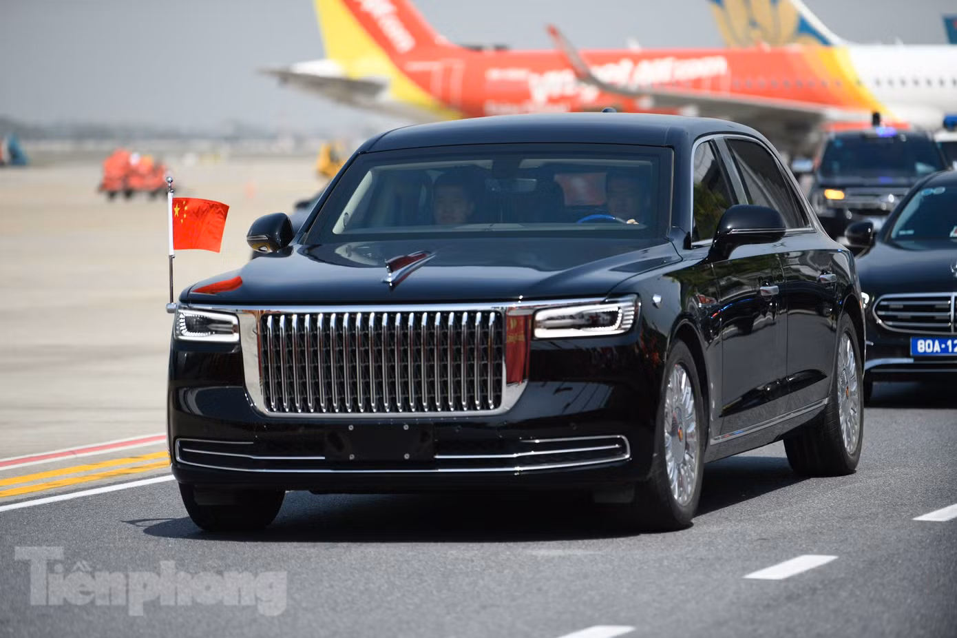 Chiếc limousine Hồng Kỳ đưa nhà lãnh đạo Trung Quốc vào sân bay Nội Bài. Ảnh: Như Ý Chiếc limousine Hồng Kỳ đưa nhà lãnh đạo Trung Quốc vào sân bay Nội Bài. Ảnh: Như Ý
