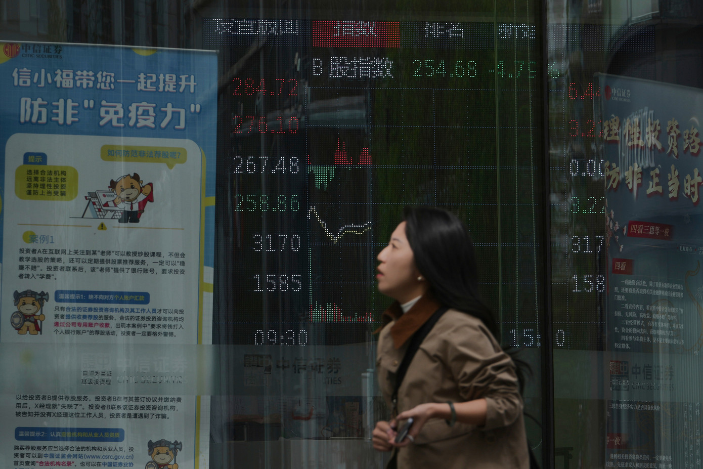 Bảng điện tử hiển thị chỉ số giao dịch cổ phiếu tại công ty môi giới ở Bắc Kinh, ngày 7/4. (Ảnh: AP) Bảng điện tử hiển thị chỉ số giao dịch cổ phiếu tại công ty môi giới ở Bắc Kinh, ngày 7/4. (Ảnh: AP)