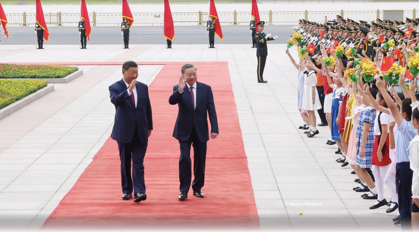 Tổng Bí thư, Chủ tịch nước Trung Quốc và Tổng Bí thư, Chủ tịch nước Tô Lâm vẫy chào các em thiếu nhi trong lễ đón cấp Nhà nước tại Bắc Kinh tháng 8/2024. (Ảnh: Nhandan)
