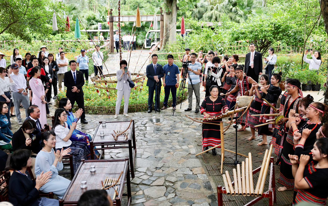 Hai Phu nhân xem biểu diễn nhạc cụ truyền thống của đồng bào dân tộc. Ảnh: Nhật Minh