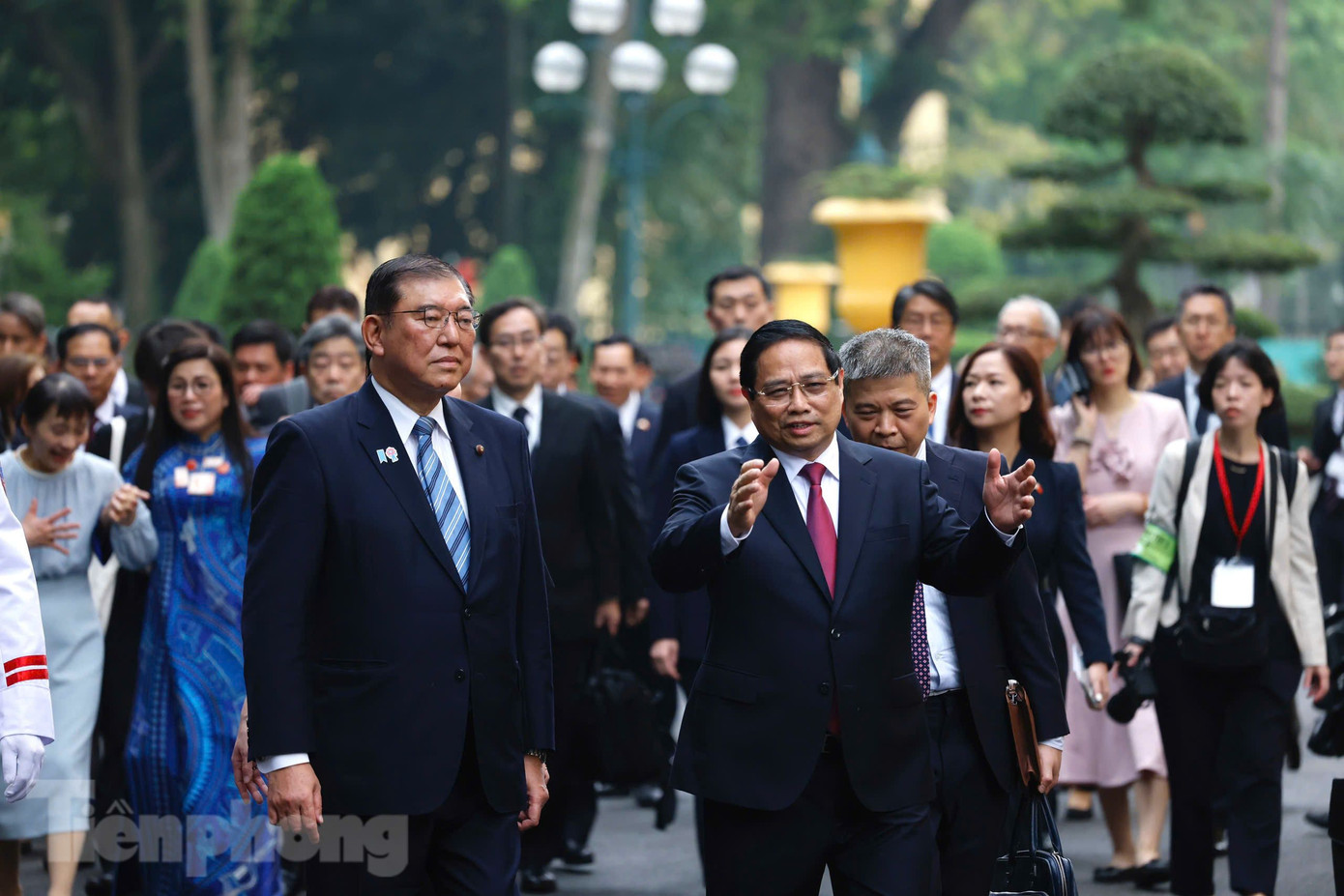 Hai Thủ tướng trò chuyện khi cùng tiến vào phòng hội đàm. Ảnh: Như Ý Hai Thủ tướng trò chuyện khi cùng tiến vào phòng hội đàm. Ảnh: Như Ý