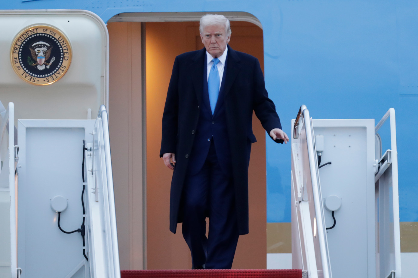 Tổng thống Donald Trump bước xuống cầu thang chiếc Không lực Một khi đến Căn cứ Andrews, ngày 6/4. (Ảnh: AP)