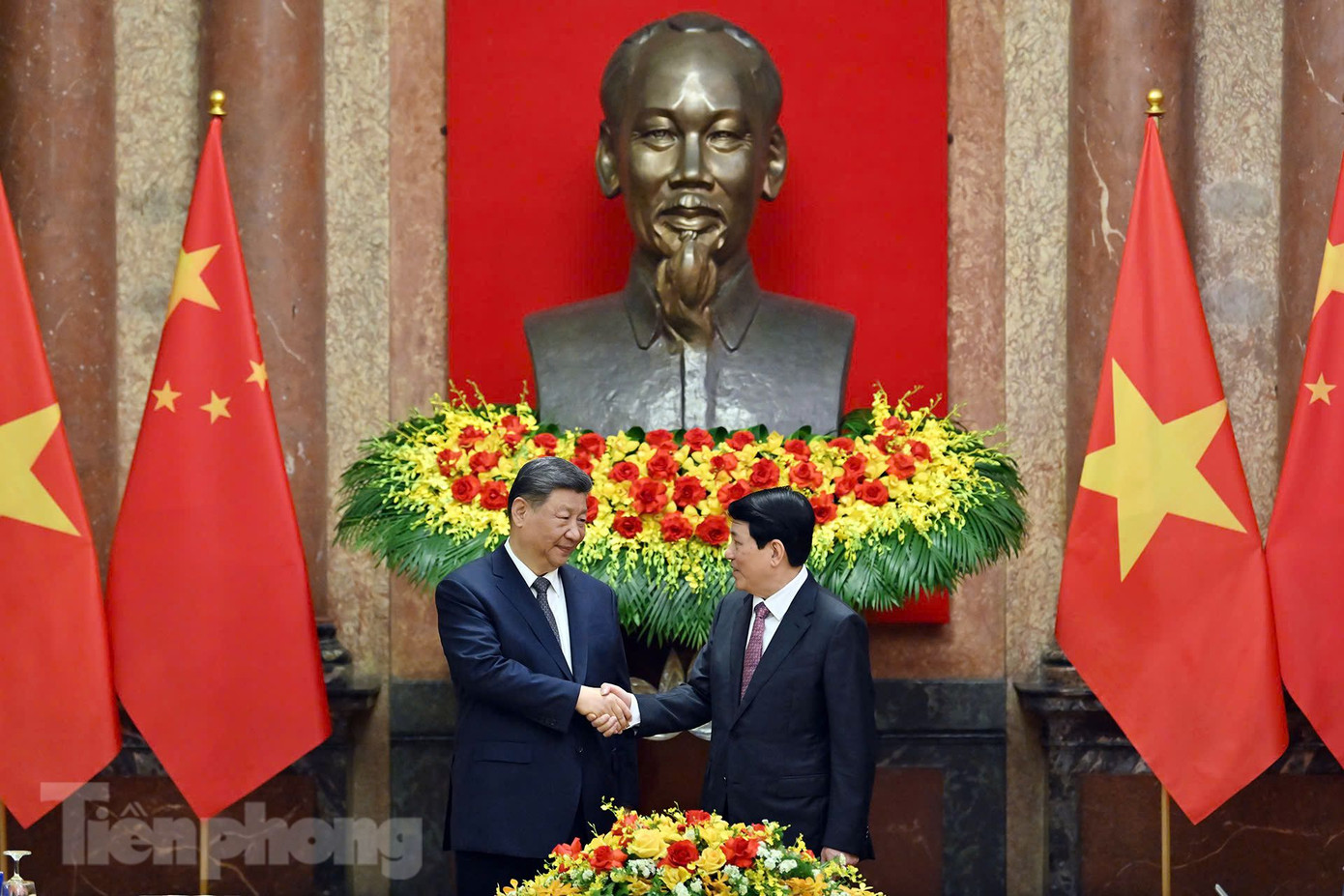 Chủ tịch nước Lương Cường chụp ảnh chung với Tổng Bí thư, Chủ tịch nước Trung Quốc Tập Cận Bình trước cuộc hội đàm ngày 15/4. Ảnh: Nhật Minh