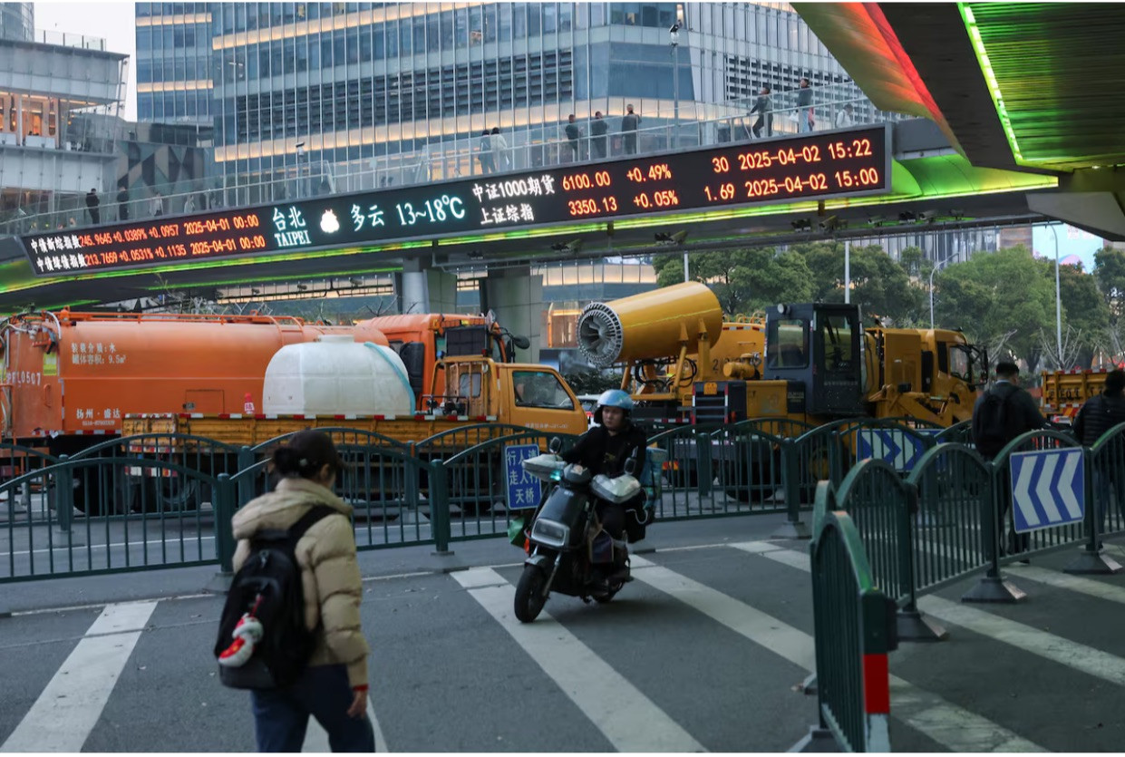 Bảng điện tử hiển thị các chỉ số chứng khoán tại khu Tài chính Lujiazui ở Thượng Hải, ngày 2/4. (Ảnh: Reuters) Bảng điện tử hiển thị các chỉ số chứng khoán tại khu Tài chính Lujiazui ở Thượng Hải, ngày 2/4. (Ảnh: Reuters)