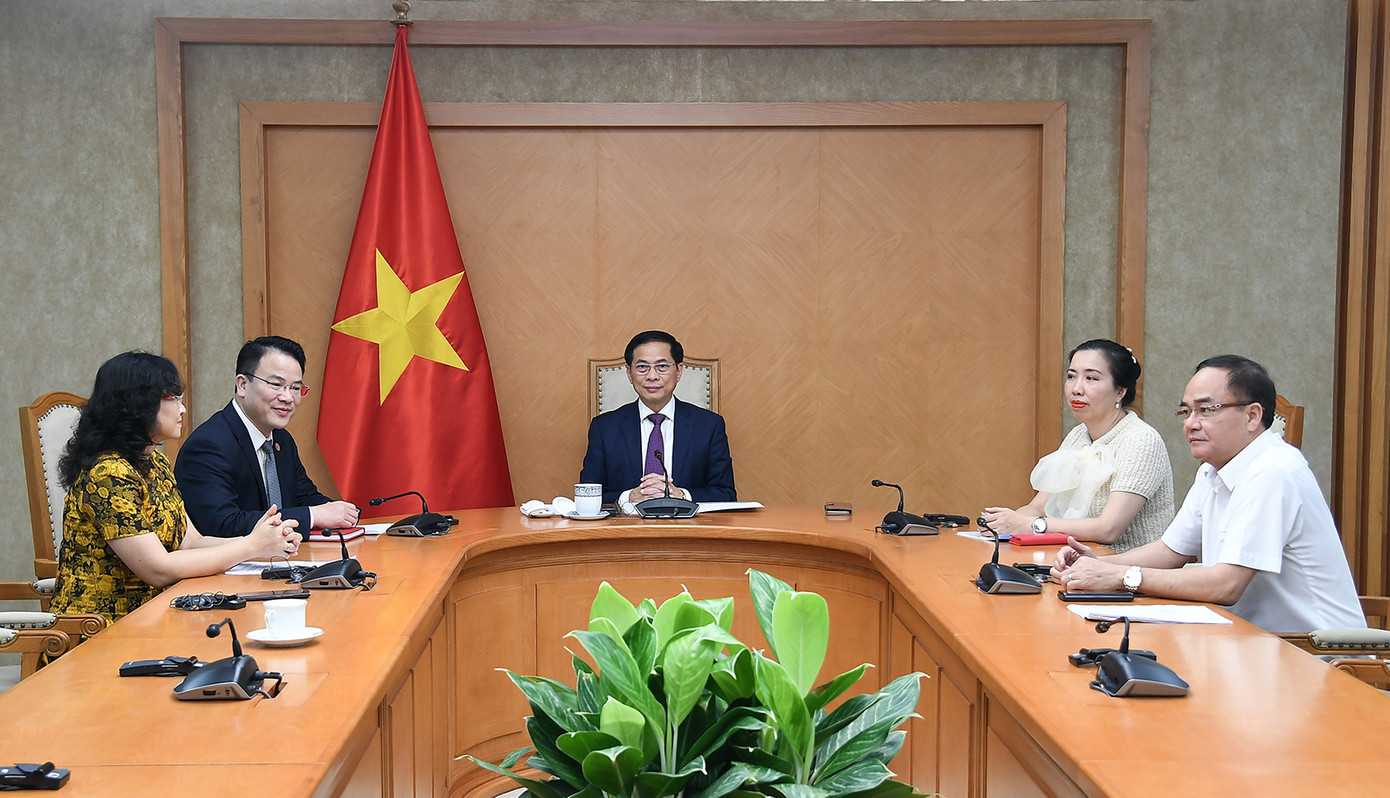 Phó Thủ tướng, Bộ trưởng Ngoại giao Bùi Thanh Sơn trong cuộc điện đàm với Phó Chủ tịch EC ngày 15/4. (Ảnh: Mofa)