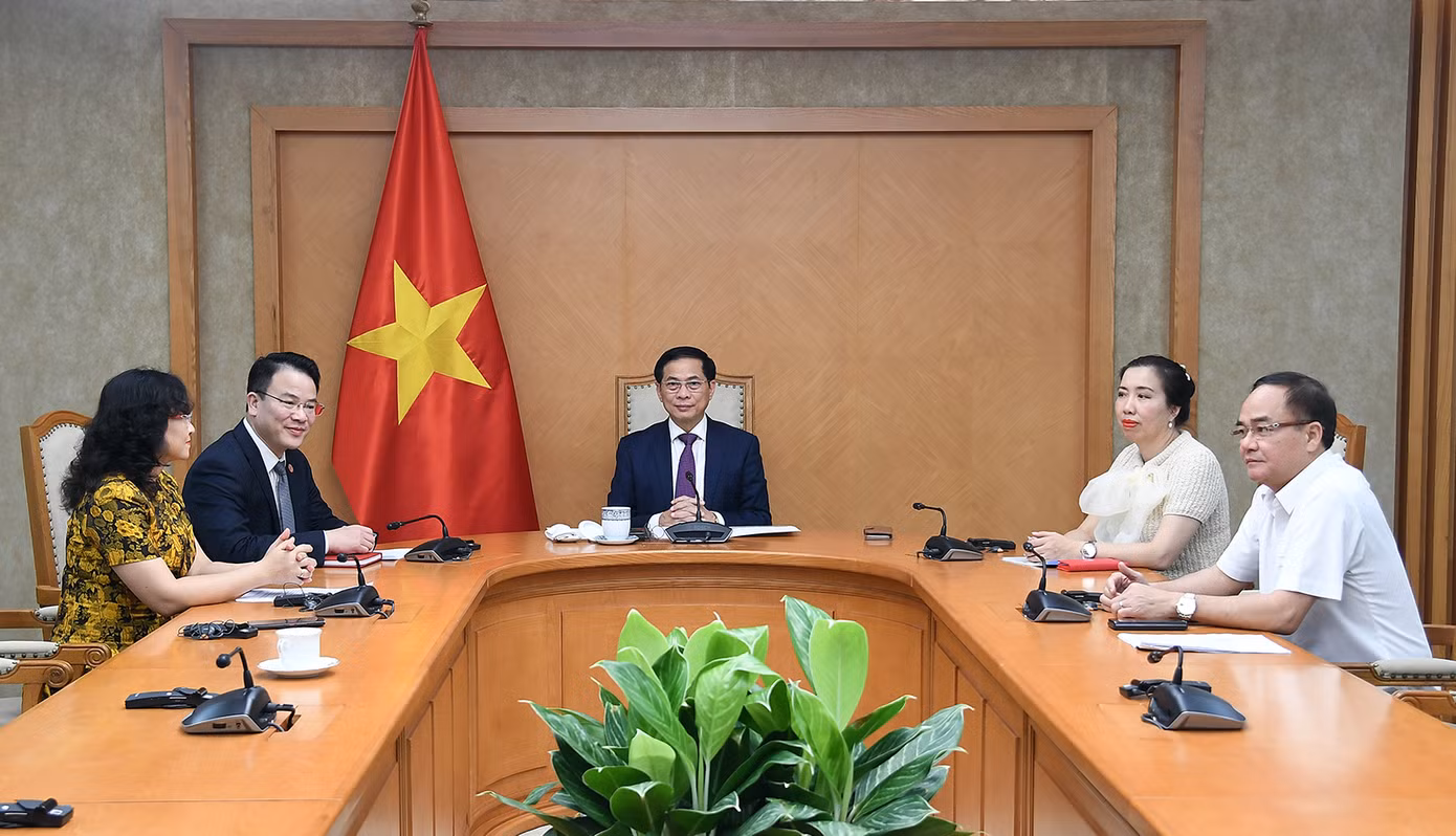Phó Thủ tướng, Bộ trưởng Ngoại giao Bùi Thanh Sơn trong cuộc điện đàm với Phó Chủ tịch EC ngày 15/4. (Ảnh: Mofa)