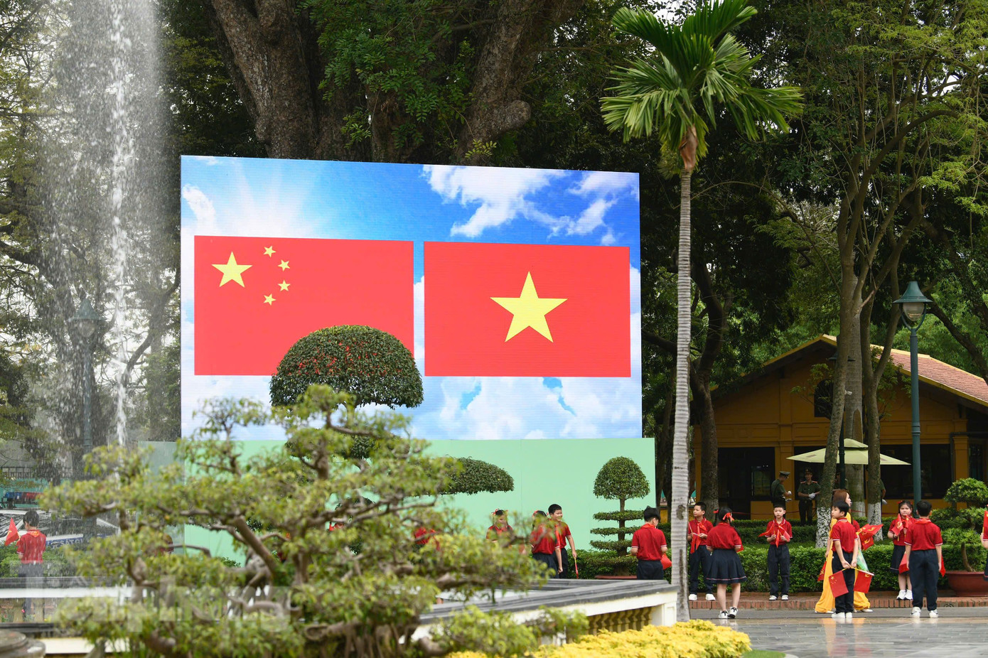 Hình ảnh quốc kỳ Việt Nam và Trung Quốc trong Phủ Chủ tịch, trước giờ diễn ra lễ đón. Ảnh: Như Ý Hình ảnh quốc kỳ Việt Nam và Trung Quốc trong Phủ Chủ tịch, trước giờ diễn ra lễ đón. Ảnh: Như Ý