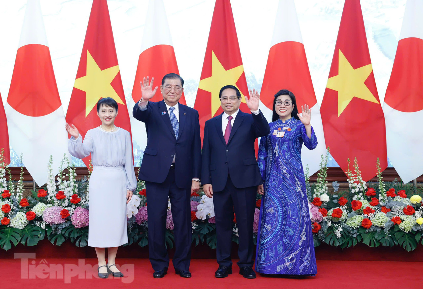 Thủ tướng Phạm Minh Chính cùng Phu nhân và Thủ tướng Nhật Bản Ishiba Shigeru cùng Phu nhân chụp ảnh chung tại lễ đón. Ảnh: Như Ý Thủ tướng Phạm Minh Chính cùng Phu nhân và Thủ tướng Nhật Bản Ishiba Shigeru cùng Phu nhân chụp ảnh chung tại lễ đón. Ảnh: Như Ý